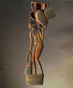 Lusikka litistetyllä varrella nuoren tytön muotoinen, joka kantaa astiaa, joka muodostaa kannellisen kulhon, New Kingdom (puu)